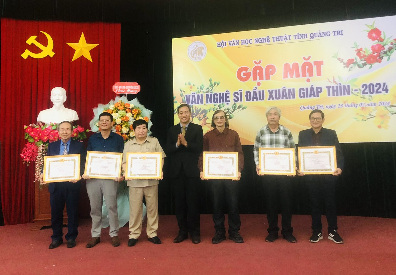 Ph&oacute; B&iacute; thư Thường trực Tỉnh ủy, Chủ tịch HĐND tỉnh Nguyễn Đăng Quang trao tặng bằng khen cho c&aacute;c t&aacute;c giả đạt giải thưởng s&aacute;ng t&aacute;c c&aacute;c t&aacute;c phẩm VHNT hưởng ứng cuộc thi &ldquo;Học tập v&agrave; l&agrave;m theo tư tưởng, đạo đức, phong c&aacute;ch Hồ Ch&iacute; Minh&rdquo; giai đoạn 2021-2023 - Ảnh: C.N